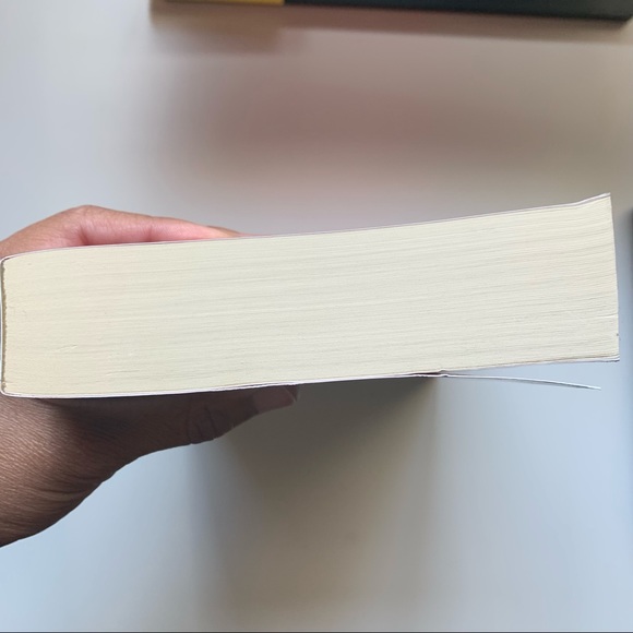 📖 The Bone Season by Samantha Shannon - Picture 8 of 8